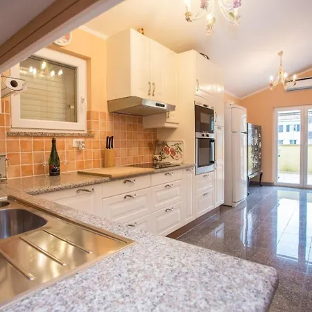 Apartment Ferienwohnung Fuer 8 Personen Ca 150 Qm In Porec, Istrien Istrische Riviera