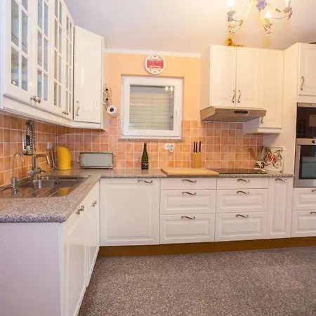 Apartment Ferienwohnung Fuer 8 Personen Ca 150 Qm In Porec, Istrien Istrische Riviera
